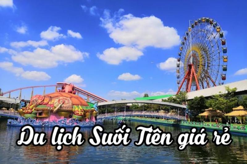 Du lịch Suối Tiên: Khung cảnh rộng lớn của Biển Tiên Đồng – Ngọc Nữ với bể bơi xanh ngắt, sóng nhân tạo, và các ngọn núi giả trang trí theo truyền thuyết, có du khách đang vui chơi.